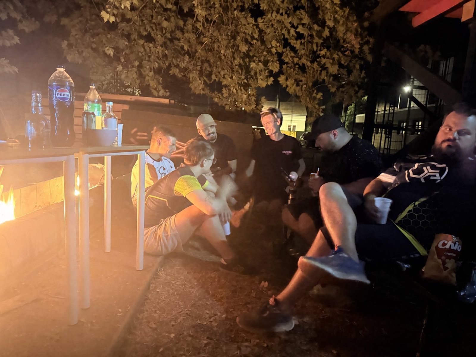 Esti beszélgetés a bootcamp szálláshelyén