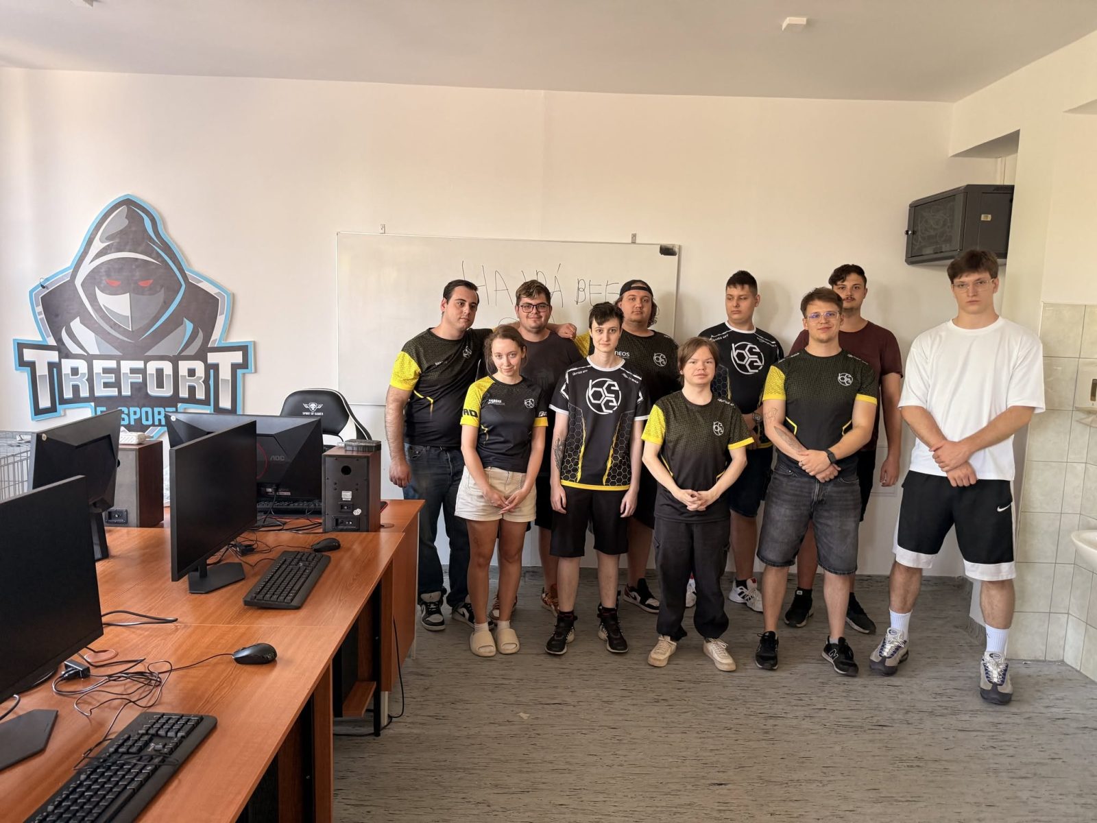 Csoportkép a Trefort e-sport teremben