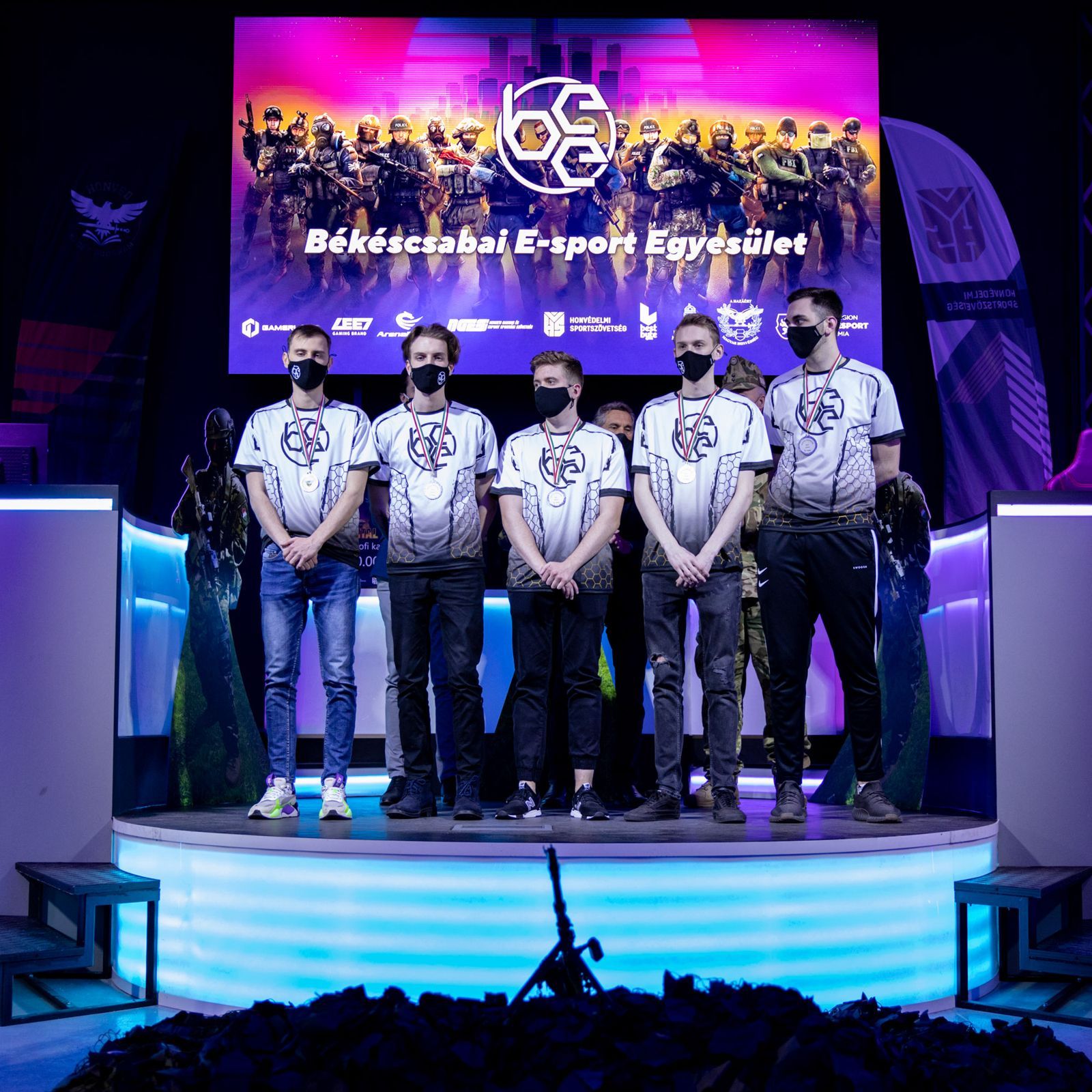 A BEE CS:GO-csapata a Digital Warriors LAN színpadán, 2021