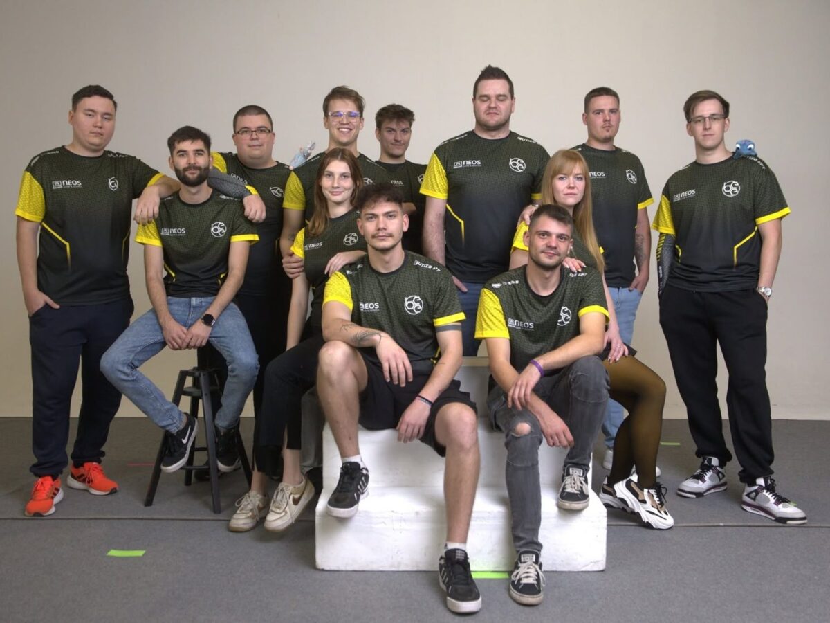 Az MNEB7 Mobile Legends- és R6-csapata a BEE vezetőségével